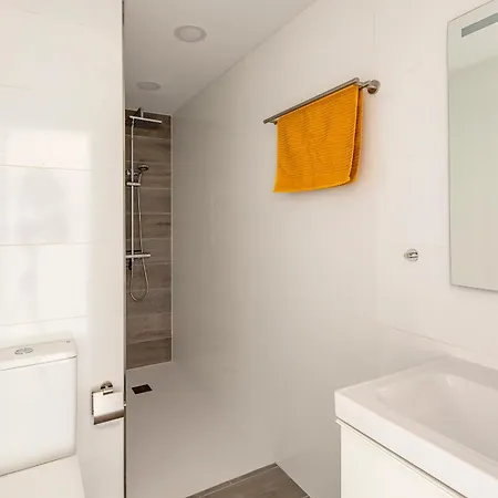 Chic & Stylish Near Yumbo 플라야 델 잉글스