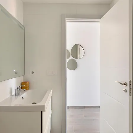 Chic & Stylish Near Yumbo 아파트